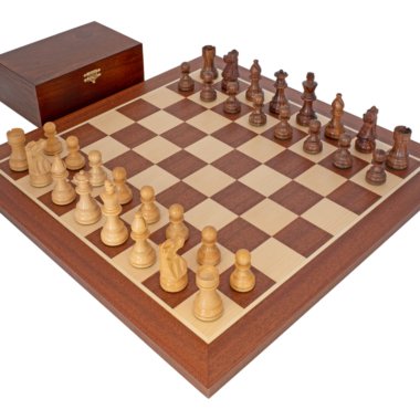 Ensemble French Knight Echiquier en Bois d'Acajou et Erable, Jeu d'Echecs en Bois de Rose Doré et Buis & Coffret de Rangement en Bois de Bouleau