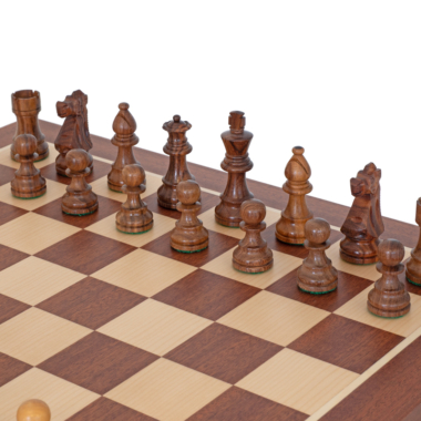 Ensemble French Knight Echiquier en Bois d'Acajou et Erable, Jeu d'Echecs en Bois de Rose Doré et Buis & Coffret de Rangement en Bois de Bouleau