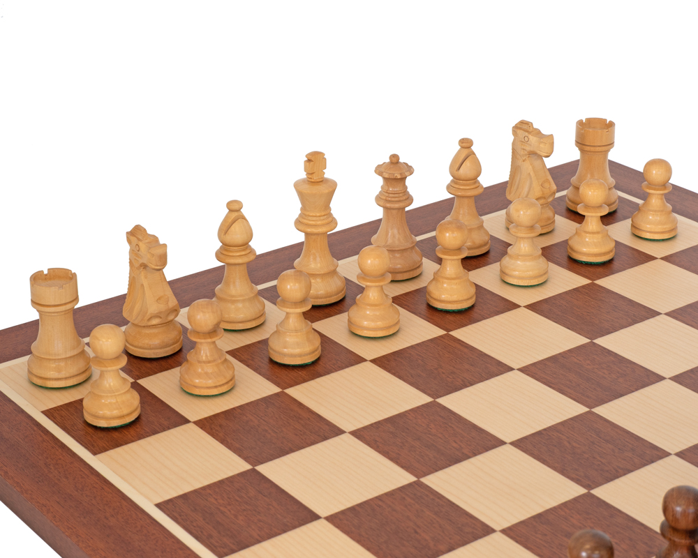 Ensemble French Knight Echiquier en Bois d'Acajou et Erable, Jeu d'Echecs en Bois de Rose Doré et Buis & Coffret de Rangement en Bois de Bouleau