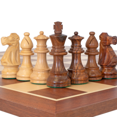 Ensemble French Knight Echiquier en Bois d'Acajou et Erable, Jeu d'Echecs en Bois de Rose Doré et Buis & Coffret de Rangement en Bois de Bouleau