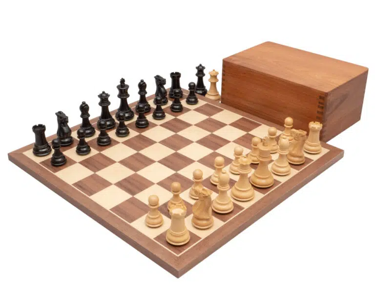Competition Set Schachbrett aus Nussbaum- und Ahornholz, Schachspiel aus Buchsbaumholz & Aufbewahrungskiste aus vergoldetem Rosenholz