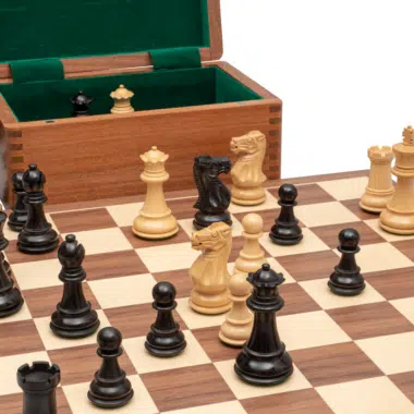 Alternative view of Competition Set Schachbrett aus Nussbaum- und Ahornholz, Schachspiel aus Buchsbaumholz & Aufbewahrungskiste aus vergoldetem Rosenholz