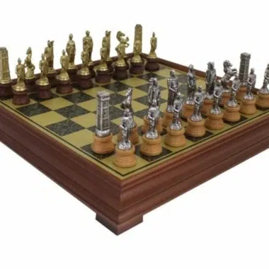 Römer vs. Barbaren II Set Schachbrett auf Fuß aus Massivholz mit Messing-Effekt & Schachspiel aus Metall und Massivholz