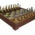 Römer vs. Barbaren II Set Schachbrett auf Fuß aus Massivholz mit Messing-Effekt & Schachspiel aus Metall und Massivholz