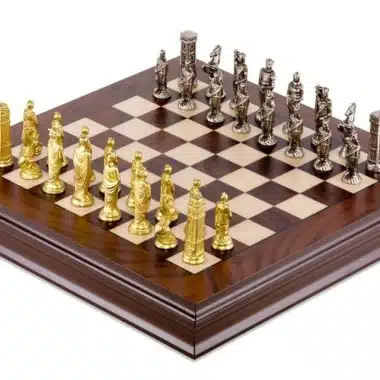 Römer vs. Barbaren III Set Schachbrett aus Nussbaum- und Ahornholz & Schachspiel aus massivem Metall