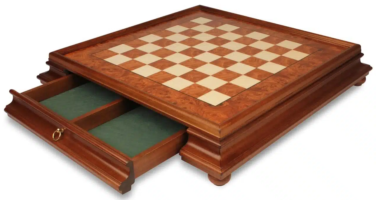 Orientalisches Ulmenholz-Schachbrett mit Fuß und Aufbewahrungsschublade & Schachspiel aus massivem Holz und Messing – Bild 9