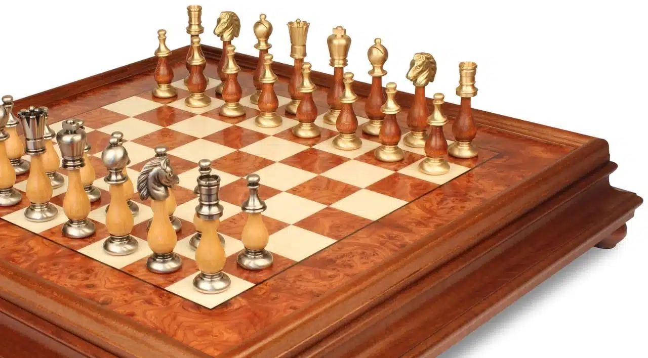 Orientalisches Ulmenholz-Schachbrett mit Fuß und Aufbewahrungsschublade & Schachspiel aus massivem Holz und Messing – Bild 4