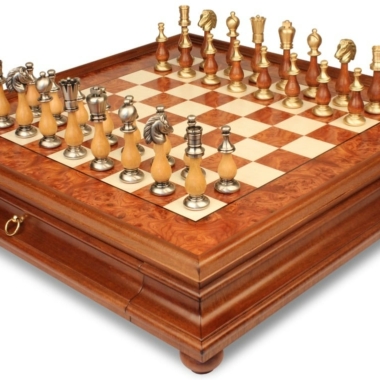 Orientalisches Orm-Holz-Schachbrett mit Fuß und Aufbewahrungsschublade & Schachspiel aus massivem Holz und Messing