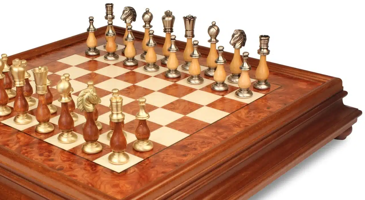 Orientalisches Ulmenholz-Schachbrett mit Fuß und Aufbewahrungsschublade & Schachspiel aus massivem Holz und Messing – Bild 5