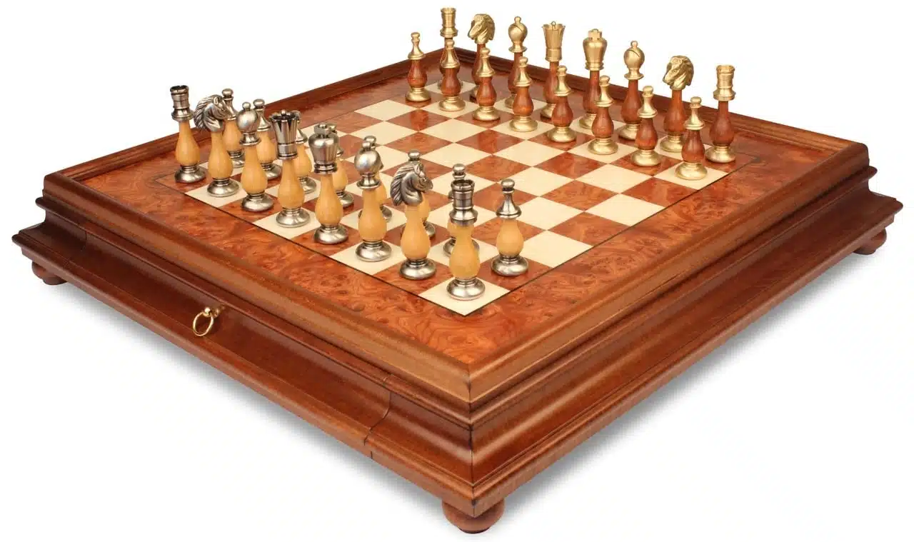 Orientalisches Ulmenholz-Schachbrett mit Fuß und Aufbewahrungsschublade & Schachspiel aus massivem Holz und Messing
