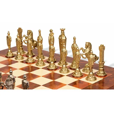Goldene Figuren Florentine Renaissance, Könige, Damen und Springer im Nahaufnahme auf dem Schachbrett