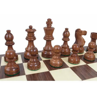 Classic VII Figuren aus goldenem Holz: König, Dame, Läufer und Bauern auf dem Brett