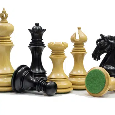 Schachspiel Cavalerie, König, Dame und liegender Turm mit sichtbarem Filzsockel
