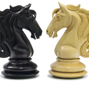 Schachspiel Cavalerie, Detail der beiden Springer aus Ebenholz und Buchsbaum gegenüber