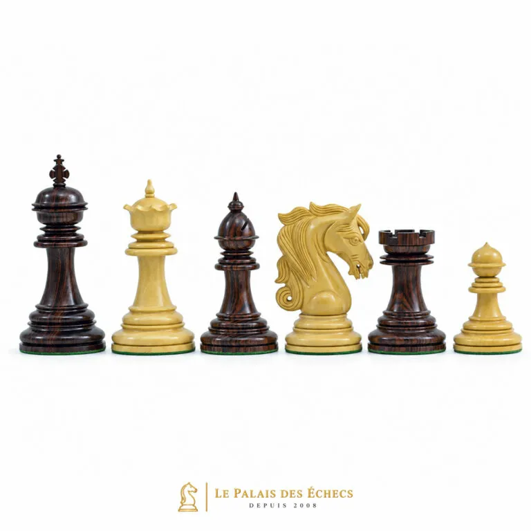 Schachfiguren «Porte du Roi» aus Rosenholz nebeneinander auf weißem Hintergrund