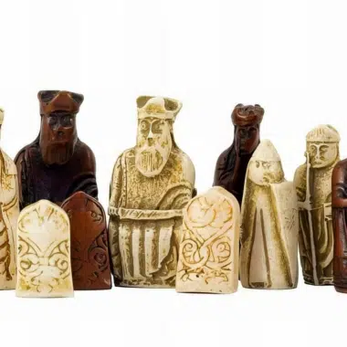 Isle of Lewis Schachfiguren aus Harz aufgereiht, Frontansicht ohne Brett