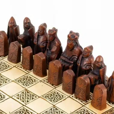 Ile-de-Lewis-Figuren aus Harz auf einem Schachbrett mit gravierten keltischen Mustern