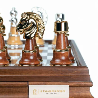 Goldfarbener Springer und Holzfiguren am Rand des Schachbretts aus massivem Holz