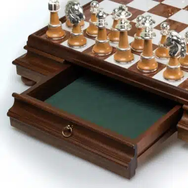 Alternative view of Staunton XL III Set Schachbrett auf Massivholzfuß und Toskanischer Alabasterplatte mit Aufbewahrungsschublade & Schachspiel aus Holz und Messing mit Gold- und Silberbeschichtung