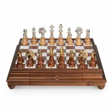 Staunton XL III Set Schachbrett auf Massivholzfuß und Toskanischer Alabasterplatte mit Aufbewahrungsschublade & Schachspiel aus Holz und Messing mit Gold- und Silberbeschichtung