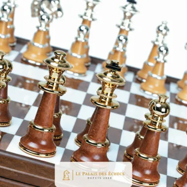 Nahaufnahme der goldenen Dame und des Königs mit unscharfen Bauern im Hintergrund