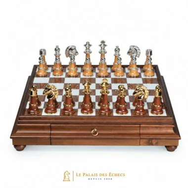Schachset Staunton XL III schräg fotografiert mit goldenen und silbernen Figuren