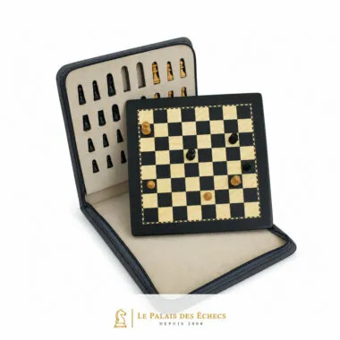 Geöffnetes Etui mit magnetischem Schachbrett und verstauten Figuren