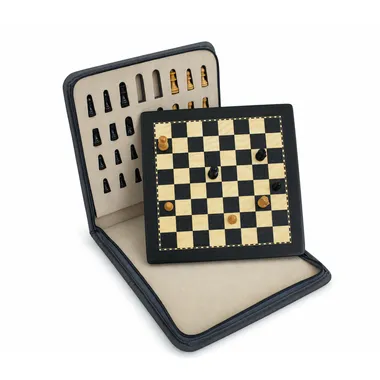 Geöffnetes Etui mit magnetischem Schachbrett und verstauten Figuren