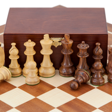 Ensemble Grand Championship Echiquier en Bois d'Erable et Acajou, Jeu d'Echecs en Bois de Rose & Coffret de Rangement en Bois de Bouleau