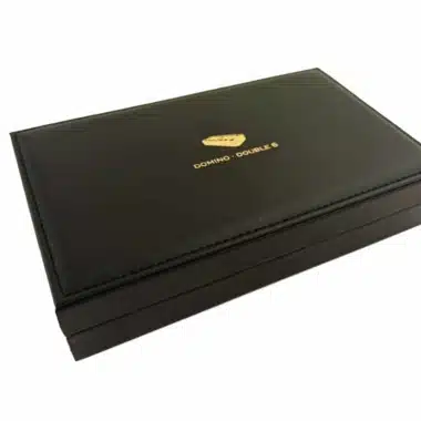 Geschlossene schwarze Kunstlederbox mit goldener Aufschrift Domino Double 6