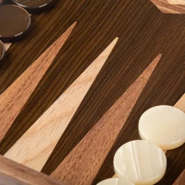 Detail der Intarsien-Spitzen und hellen Steine auf dem Spielbrett