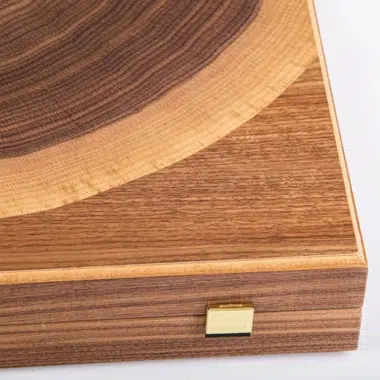 Backgammon-Box Walnuss-Baumstamm, Detail des goldenen Verschlusses und der Ecken