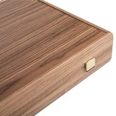 Backgammon aus Nussbaumholz geschlossen, Detail der Ecke mit goldenem Verschluss