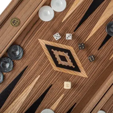 Backgammon aus Nussbaumholz, Detail der Seitenablage und der Intarsien-Dreiecke