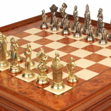 Alternative view of Set Mary Stuart IX Schachbrett auf Fuß aus Heideholz und Ulme und Schachspiel aus Metall