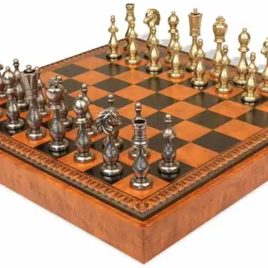 Orientalisches Schachbrett-Set aus Kunstleder mit Aufbewahrung und filigranen Metallschachfiguren