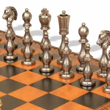 Detailansicht der silbernen Filigran-Metallfiguren aufgereiht auf den Feldern des Schachbretts