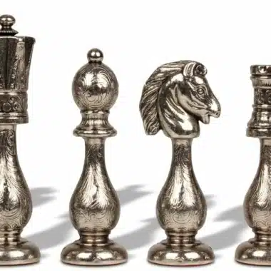 Silberne filigrane Figuren: König, Bauer, Springer und Turm in einer Reihe