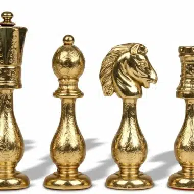 Goldene filigrane Figuren: König, Bauer, Springer und Turm in einer Reihe