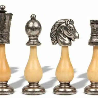 Staunton-Schachfiguren, silberfarbenes Finish, Sockel aus hellem Holz