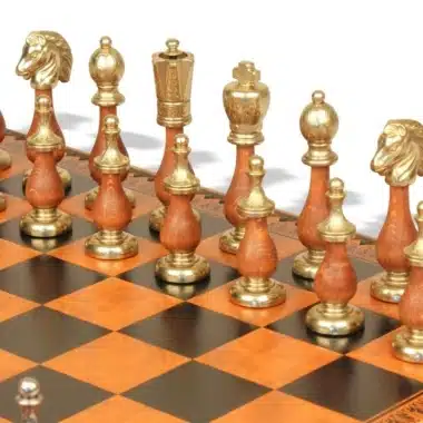 Goldene Figuren mit Springermotiven auf den Feldern des Schachbretts Arabic Style VIII