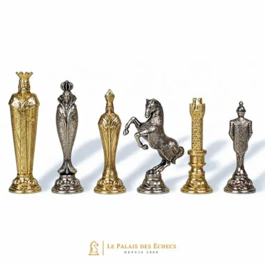 Gemischte silber- und goldfarbene mittelalterliche Figuren: König, Läufer, Springer und Turm in einer Reihe