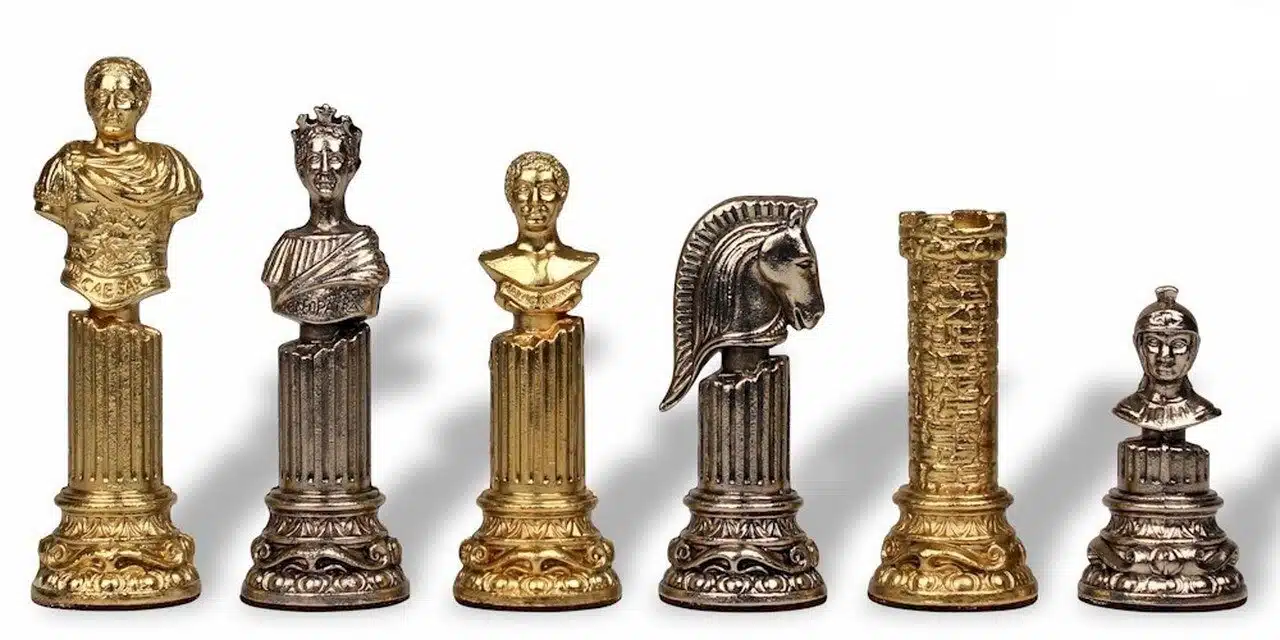 Goldene und silberne Schachfiguren, die König, Dame, Springer und Turm darstellen, Detail