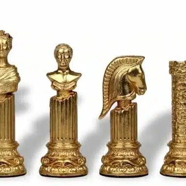 Detailansicht der goldenen Empire Romain III Figuren König, Dame, Springer und Turm