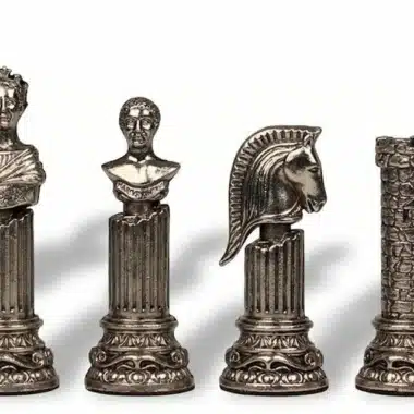 Vier silberne Schachfiguren, die König, Dame, Springer und Turm darstellen, Nahaufnahme