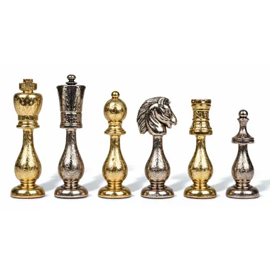Schachfiguren aus Metall im Arabic-Stil, goldene und silberne Ausführung nebeneinander