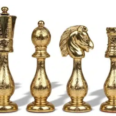 Vergoldete Schachfiguren aus filigranem Metall, Detail König, Läufer, Springer und Turm