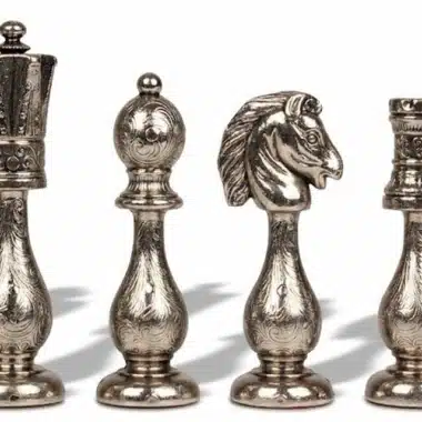 Versilberte Schachfiguren im Arabic-Stil, Detail von König, Bauer, Springer und Turm
