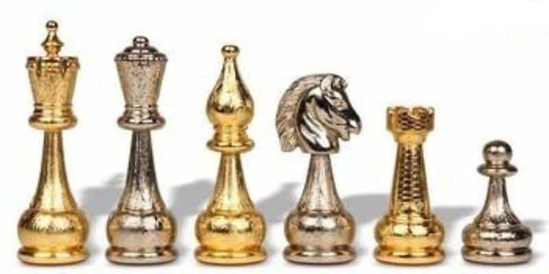 Club III Set Schachbrett aus Madronaholz, Eukalyptus und Heidekraut sowie Schachspiel aus vergoldetem und versilbertem Metall – Bild 6