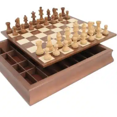 Classic XIII Schachbrett aus Ahorn- und Nussbaumholz mit Aufbewahrung und Schachspiel aus goldenem Rosenholz
